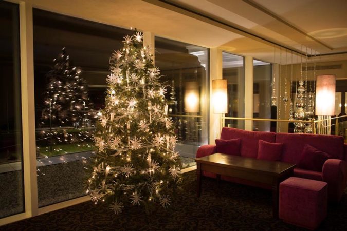 Art Deko_Wohnzimmer mit Weihnachtsbaum silber Sterne